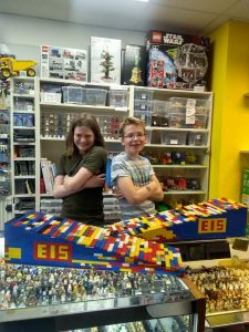 Jevrem und Simon, zwei Schüler der Stadtteilschule Winterhude, haben das Lego-Projekt von Anfang an begleitet.